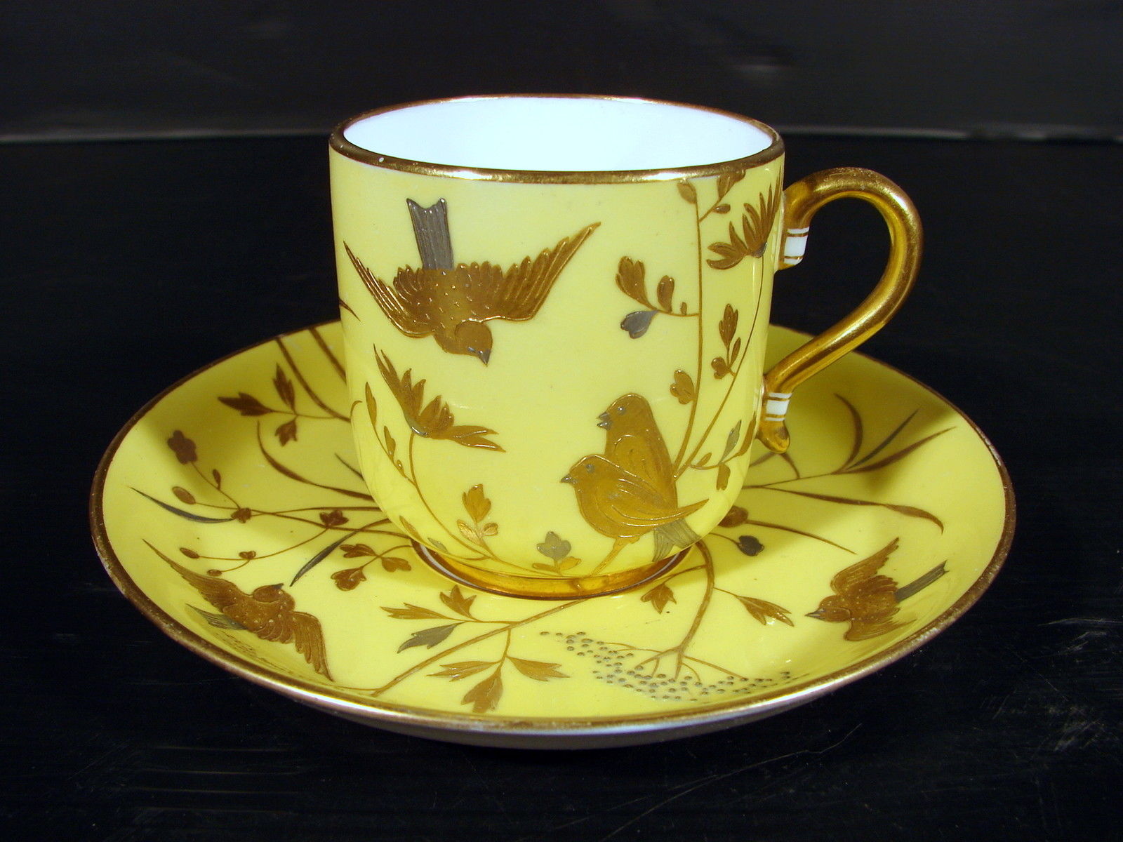 『金彩とプラチナを使ってハンドペイントで描かれた２匹の小鳥のカップ＆ソーサー』