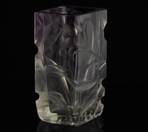  紫のガラスを使ったボヘミアングラスの睡蓮の花瓶