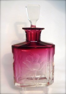 紫のガラスを使ったボヘミアングラスの睡蓮の花瓶