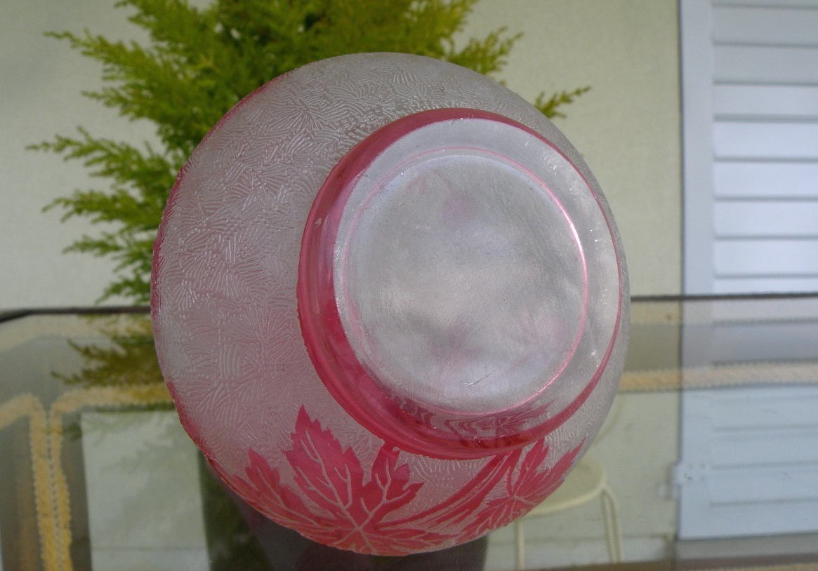 バカラ ピンクのエグランチエ技法の花瓶の底面