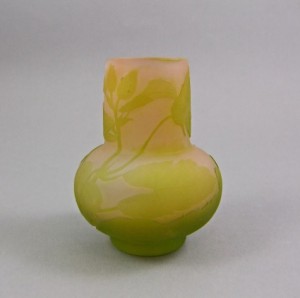 エミールガレ　フランス製　カメオガラス　シクラメン　植物の花文花瓶